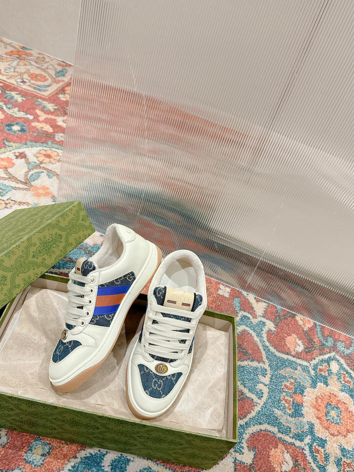 GUCCI 26S SCREENER SNEAKER IN WHITE LEATHER AND BLUE DENIM